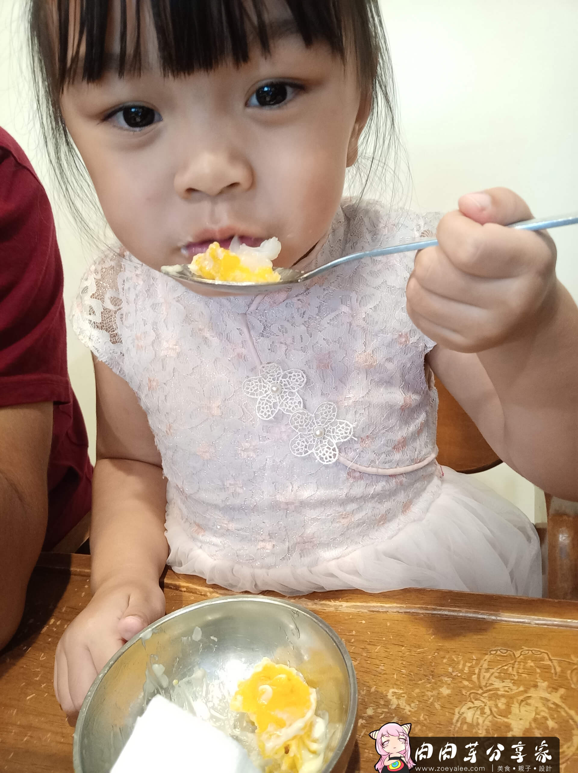 在桃園龍潭美食-壹等賞景觀茶園餐廳內滿足地吃著鳳梨蝦球的小女孩