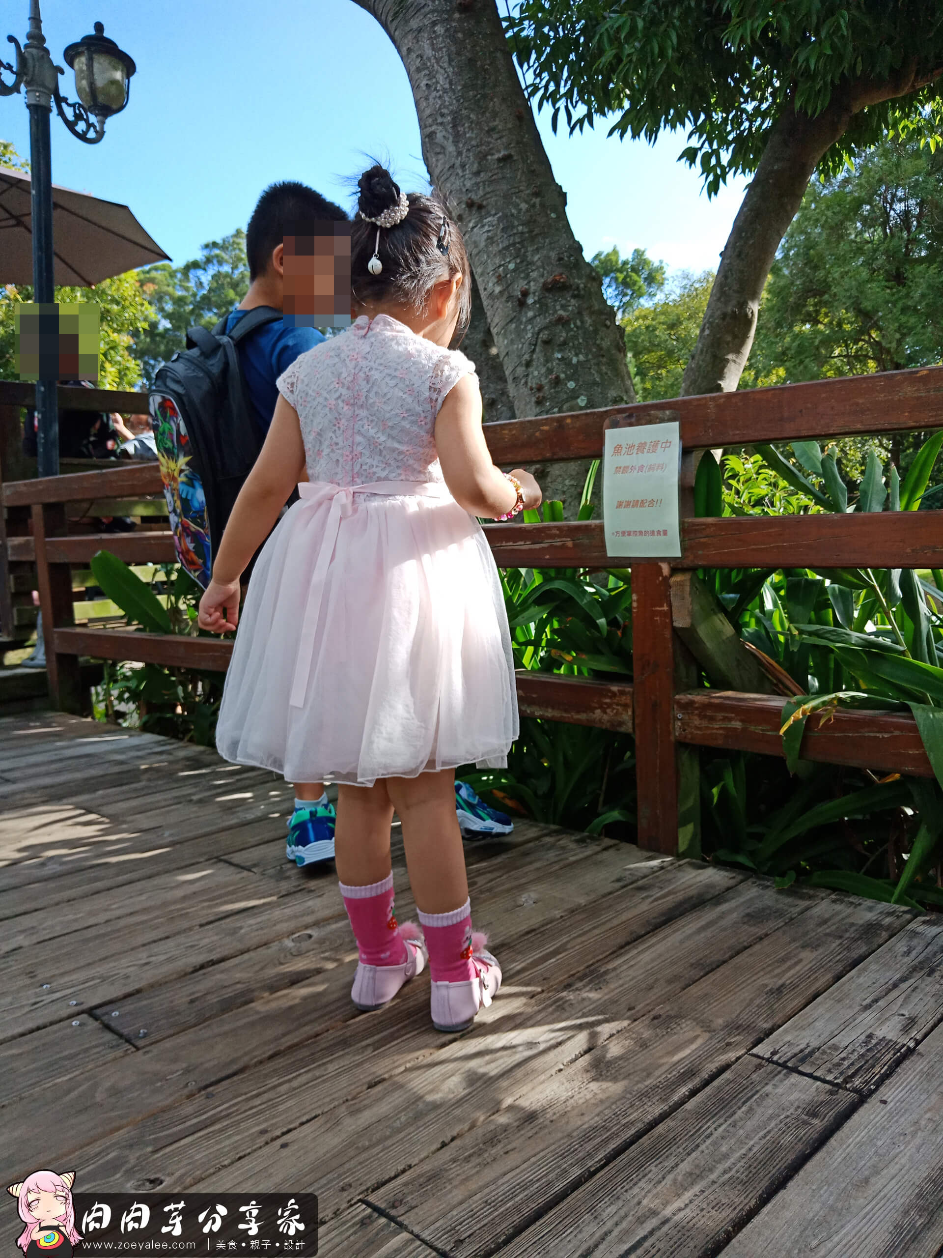 壹等賞景觀茶園餐廳穿著中國風新式旗袍的小女孩與穿著休閒裝小男孩還正在嬉戲