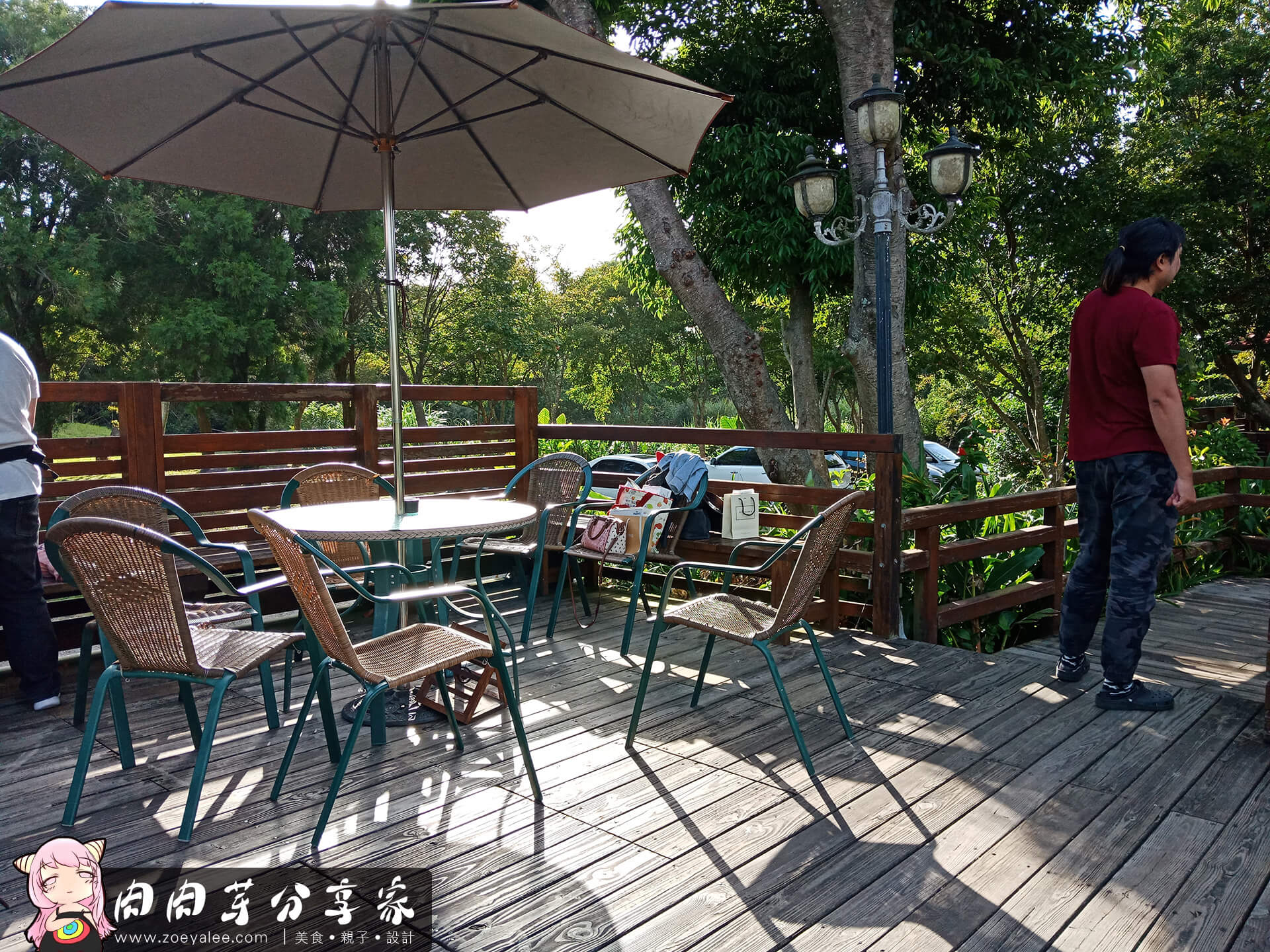 壹等賞景觀茶園餐廳錦鯉池旁邊休息區，有著陽傘與明媚陽光