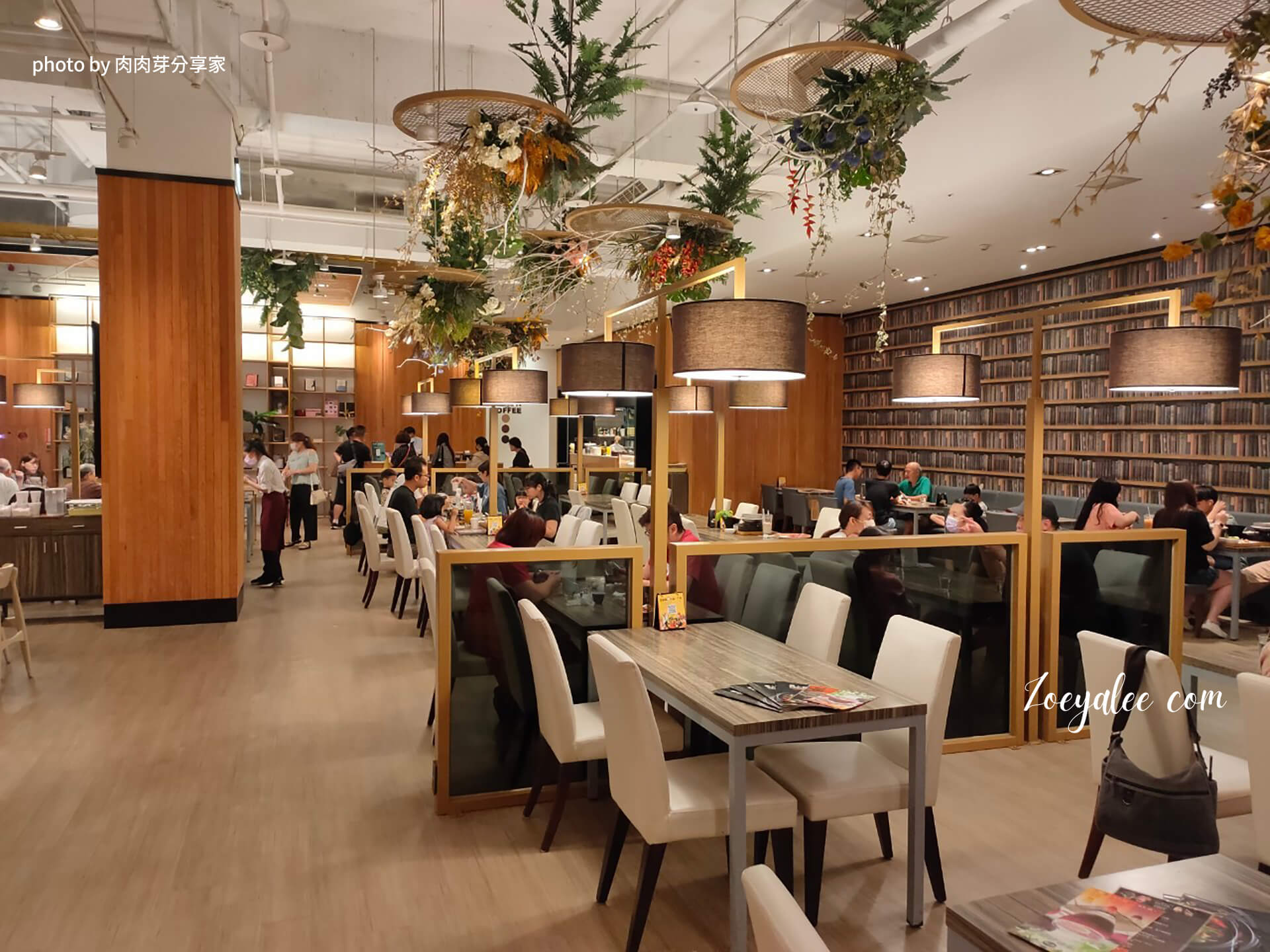 新竹竹北美食-異人館咖啡部屋靠模擬書牆壁紙座位區 肉肉芽分享家拍攝.