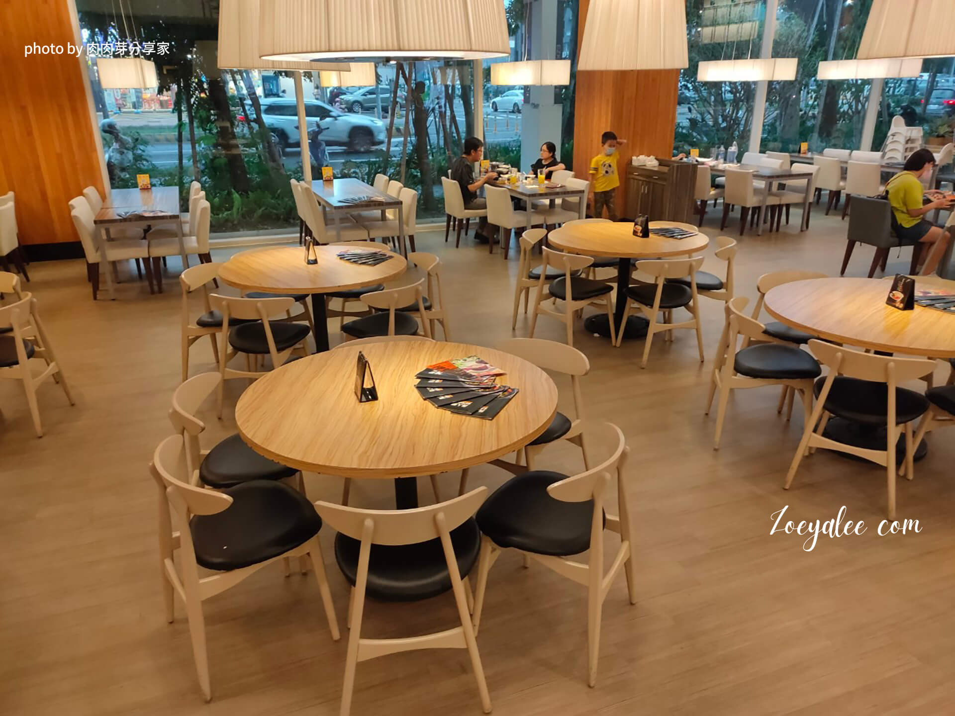 新竹竹北美食-異人館咖啡部屋靠圓桌座位區 肉肉芽分享家拍攝.