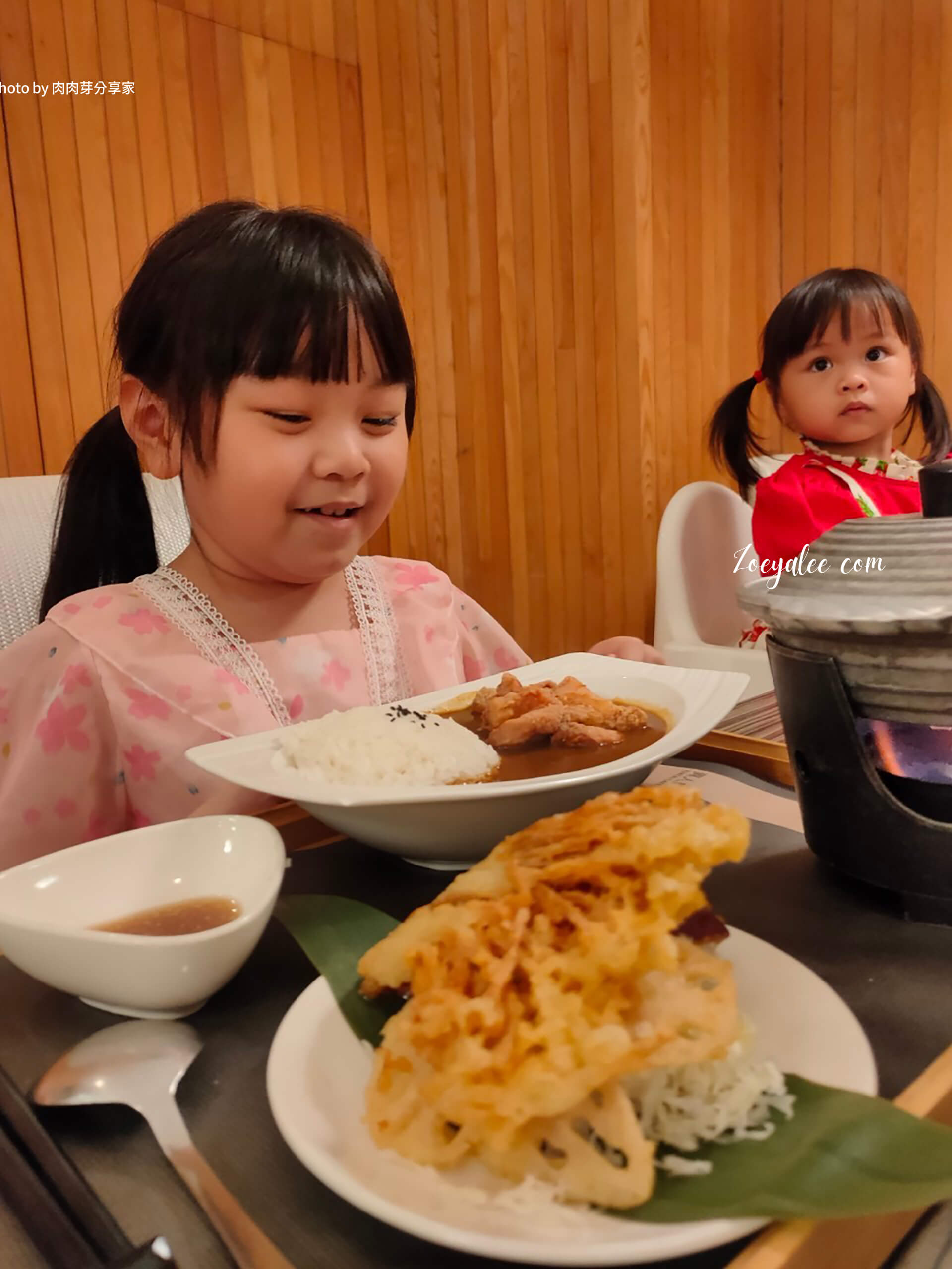 新竹竹北-異人館咖啡部屋兩位用餐的小女孩 @肉肉芽分享家