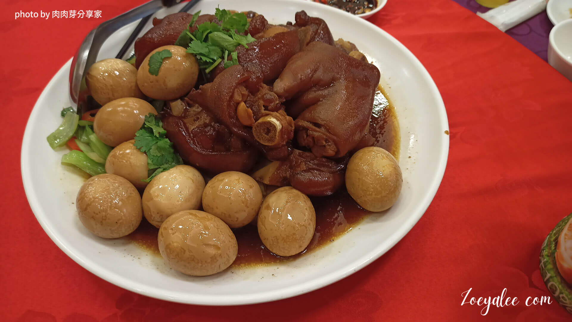 桃園八德,項目包含喜宴,聚餐,外燴的餐廳-上海怹餐廳必推餐點之一的滷雞蛋豬腳，豬腳滷得非常軟，帶有黏性但會超過，真的很推薦