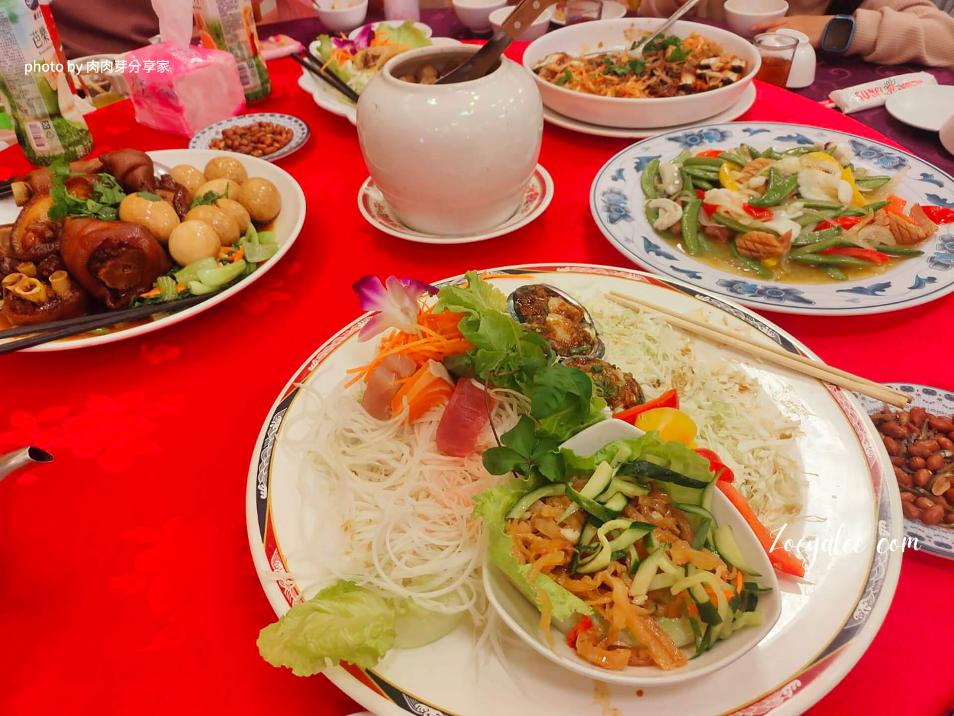 桃園八德,項目包含喜宴,聚餐,外燴的餐廳-上海怹餐廳桌菜料理擺滿整個桌面，看起來豐富又美味