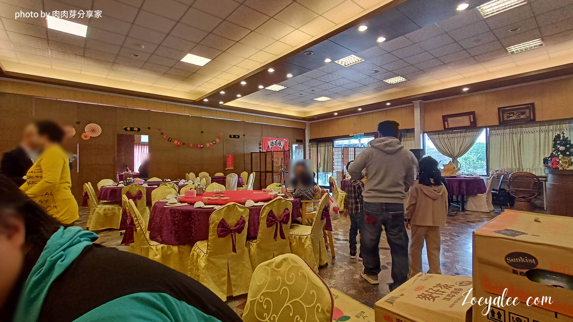 桃園八德,項目包含喜宴,聚餐,外燴的餐廳-上海怹餐廳婚宴座位是圓桌，並且搭配高級紫色綢緞桌巾與黃金色的花紋椅套